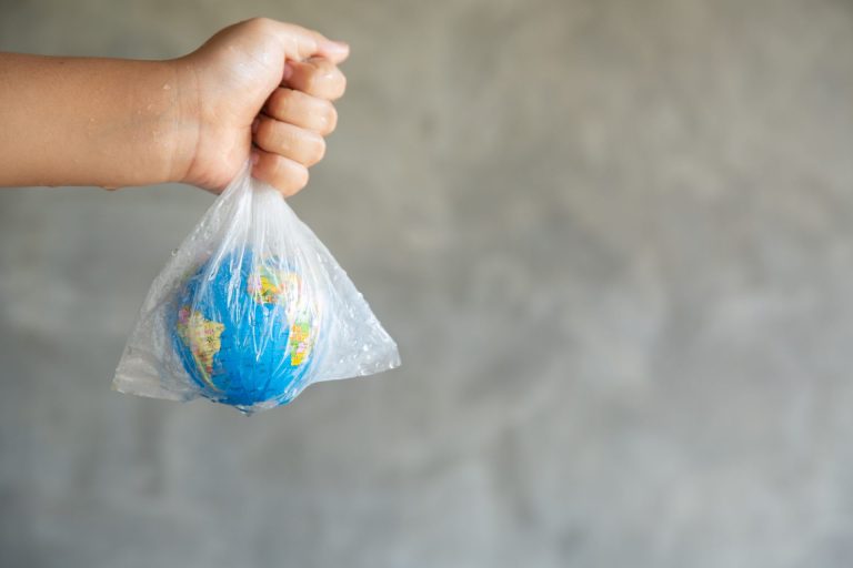Prva plastična kesa proizvedena pre nepunih 60 godina, danas je globalni ekološki problem