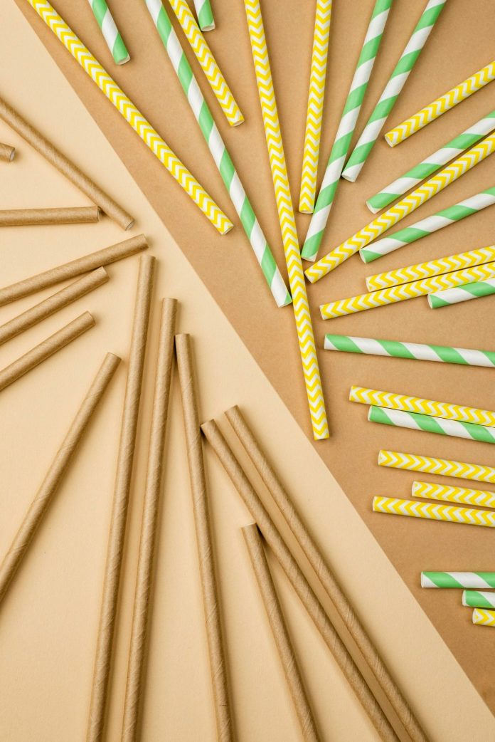 straws-green-yellow-colors-flat-lay