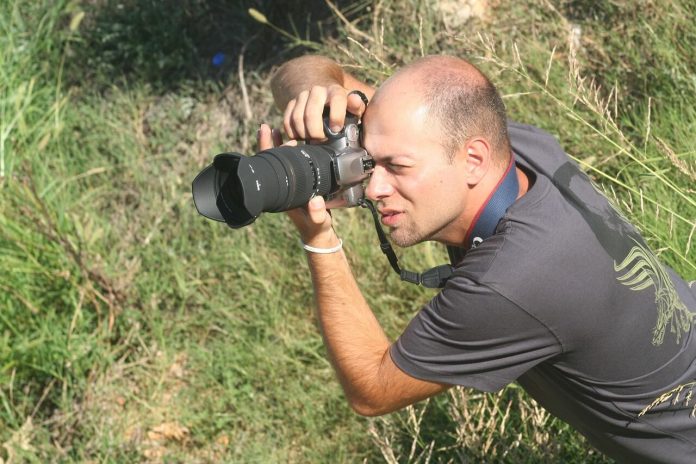 novinar fotograf